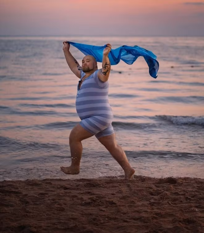 chang beo tao dang rat kheo giua bien ca bao la hinh anh 1