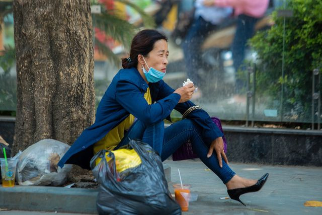 Muôn kiểu thời trang “ninja” chống nắng gắt 40 độ của người Hà Nội - 6 Muôn kiểu thời trang “ninja” chống nắng gắt 40 độ của người Hà Nội - 6