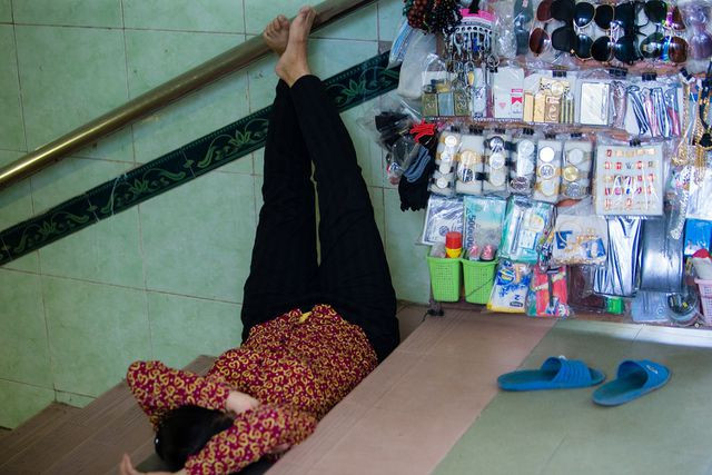 Muôn kiểu thời trang “ninja” chống nắng gắt 40 độ của người Hà Nội - 10 Muôn kiểu thời trang “ninja” chống nắng gắt 40 độ của người Hà Nội - 10