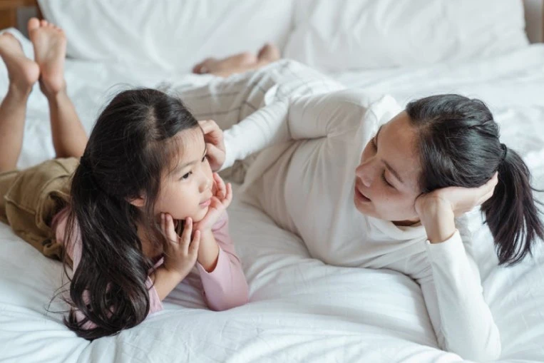 Cha mẹ nên khuyến khích con nói ra cảm xúc của mình. (Ảnh: ITN) 