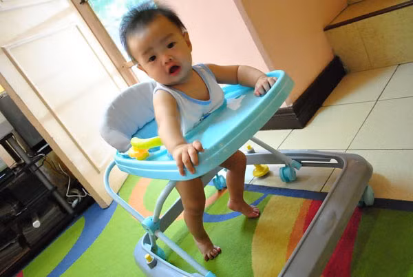 8 vật dụng quen thuộc mẹ mua cho bé cứ tưởng là tốt, ai ngờ lại tiềm ẩn những nguy cơ khôn lường này - Ảnh 2.