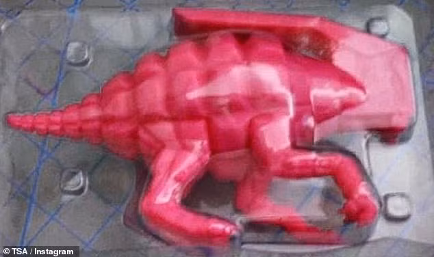 Những món đồ “kì dị” nhất hành khách từng mang lên máy bay