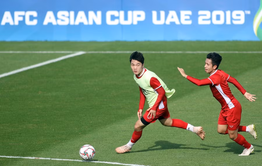 Tuyển Việt Nam tập chống đá phạt trước khi đấu Iran