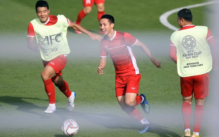 Tuyển Việt Nam tập chống đá phạt trước khi đấu Iran