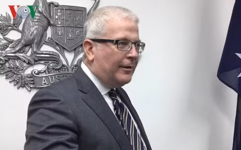 Đại sứ Australia tại Việt Nam Craig Chittick trả lời phỏng vấn báo chí.