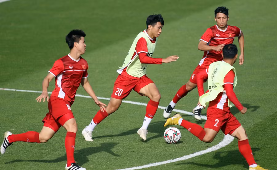 Tuyển Việt Nam tập chống đá phạt trước khi đấu Iran