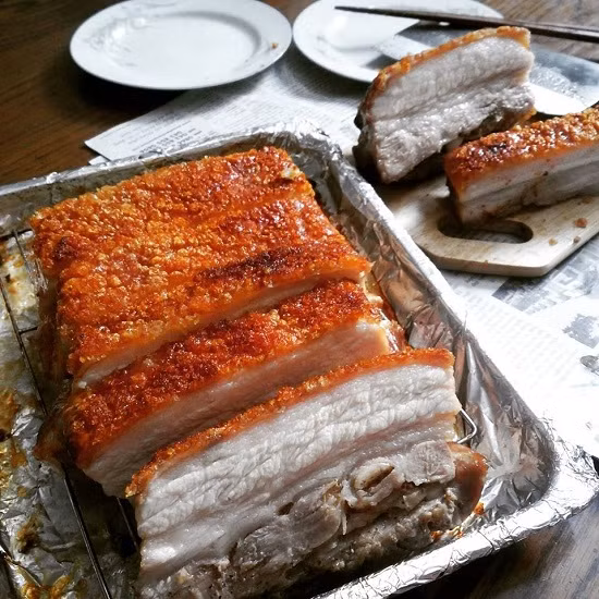 Đầu bếp 5 sao chỉ bạn cách làm heo quay giòn bì bằng chảo cực dễ, thơm ngon ‘rộp rộp’ ăn đứt nhà hàng-2