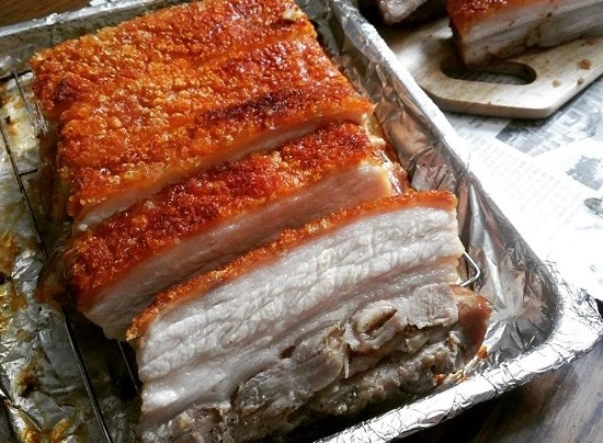 Cách làm heo quay giòn bì bằng chảo cực dễ, giòn ngon ăn đứt nhà hàng