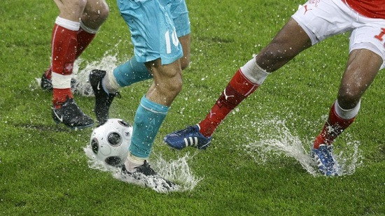 Phụ nữ Hồi giáo bị cấm... nhìn đùi của cầu thủ bóng đá ảnh 1