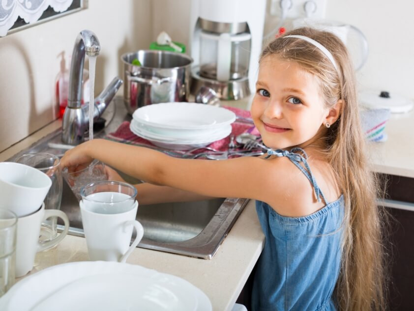 Cố gắng khuyến khích con bạn làm những công việc nhỏ. (Ảnh: ITN).