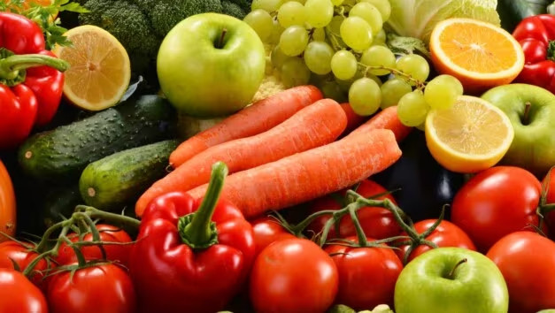 Trái cây và rau củ quả chiếm phần lớn trong chế độ ăn uống lành mạnh. (Ảnh: ITN).