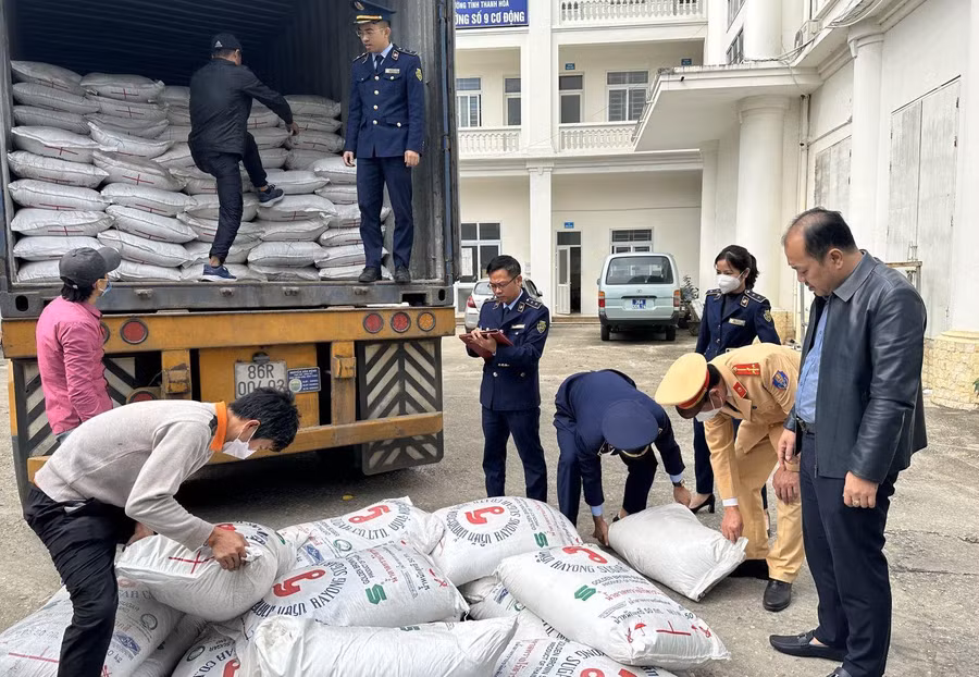 Các lực lượng chức năng phát hiện 35 tấn đường không rõ nguồn gốc xuất xứ.