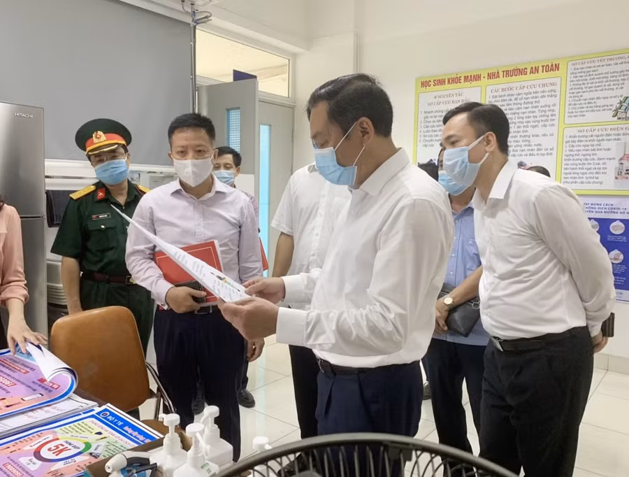 Lãnh đạo thành phố kiểm tra công tác phòng chống Covid-19 và chuẩn bị kỳ thi vào lớp 10