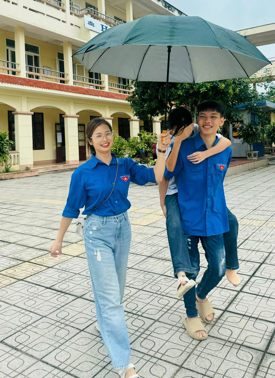 Các tình nguyện viên luôn có mặt kịp thời, hỗ trợ và động viên các thí sinh.