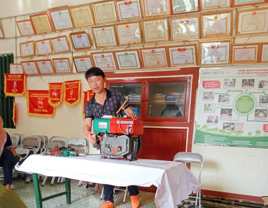 Cán bộ hướng dẫn học viên tham gia lớp sửa chữa máy.