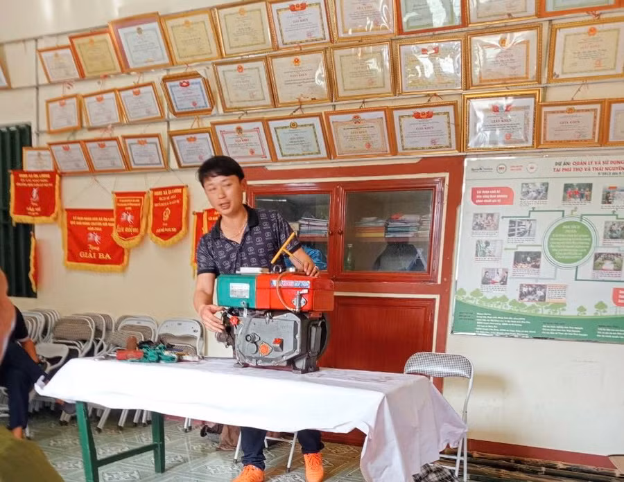 Cán bộ hướng dẫn học viên tham gia lớp sửa chữa máy.