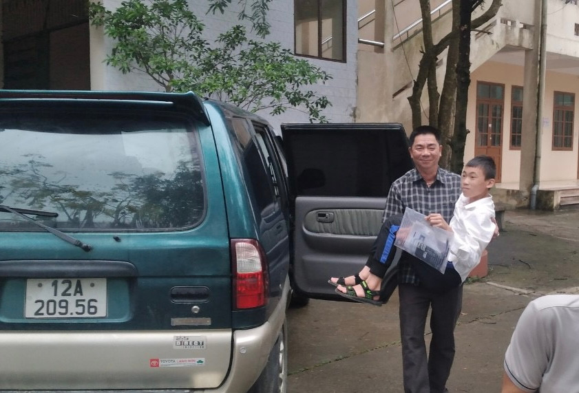 Mới mổ ruột thừa thí sinh ở Lạng Sơn được hỗ trợ đến phòng thi.