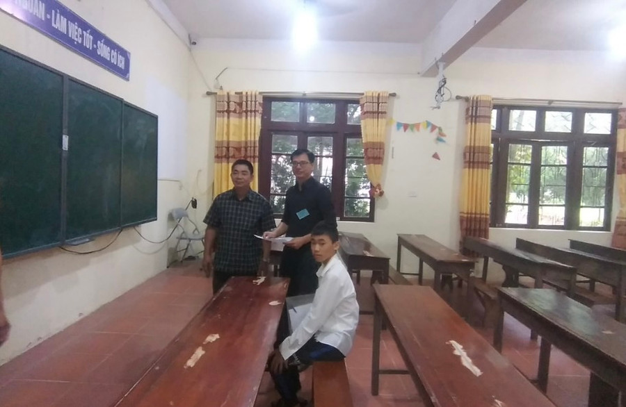 Thầy Vũ Văn Thính, Phó Hiệu trưởng trường PTDTBT TH&THCS Hồng Thái, huyện Bình Gia, tỉnh Lạng Sơn cùng giám thị động viên thí sinh trước giờ làm bài môn thi cuối cùng vào sáng nay ngày 7/6. Thầy Vũ Văn Thính, Phó Hiệu trưởng trường PTDTBT TH&THCS Hồng Thái, huyện Bình Gia, tỉnh Lạng Sơn cùng giám thị động viên thí sinh trước giờ làm bài môn thi cuối cùng vào sáng nay ngày 7/6.
