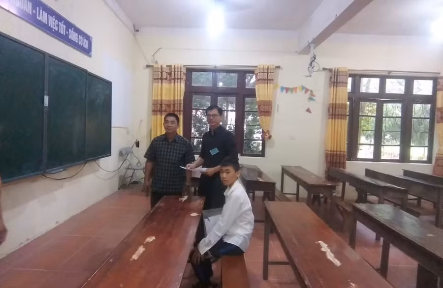 Thầy Vũ Văn Thính, Phó Hiệu trưởng trường PTDTBT TH&amp;THCS Hồng Thái, huyện Bình Gia, tỉnh Lạng Sơn cùng giám thị động viên thí sinh trước giờ làm bài môn thi cuối cùng vào sáng nay ngày 7/6.