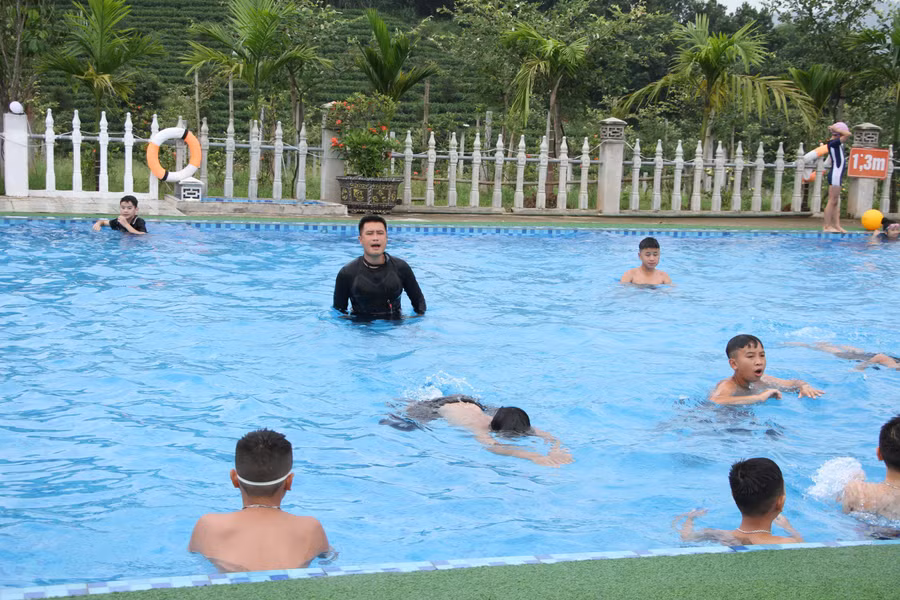 Gần 70 học sinh trường TH&amp;THCS Tân Linh huyện Đại Từ được tham gia lớp học bơi.