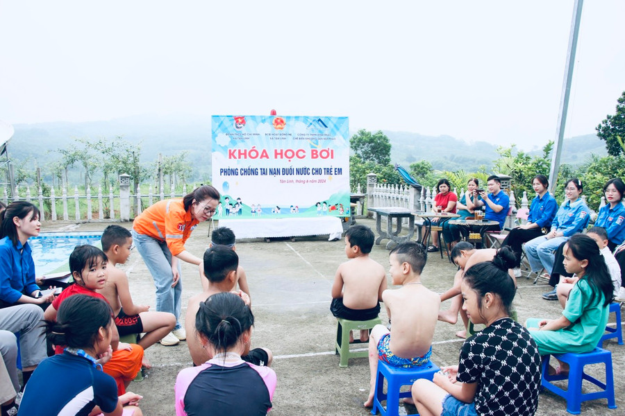 Hỗ trợ học sinh miền núi tham gia lớp học bơi