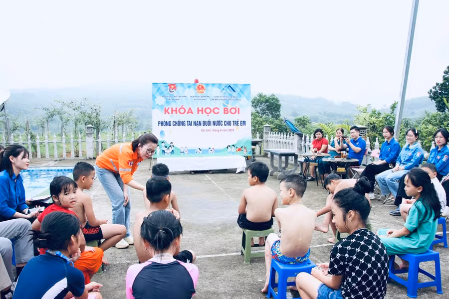 Hỗ trợ học sinh miền núi tham gia lớp học bơi