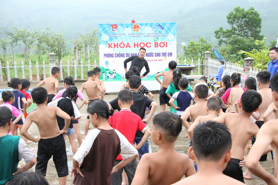 Các em học sinh vô cùng hào hứng tham gia lớp học. Các em học sinh vô cùng hào hứng tham gia lớp học.