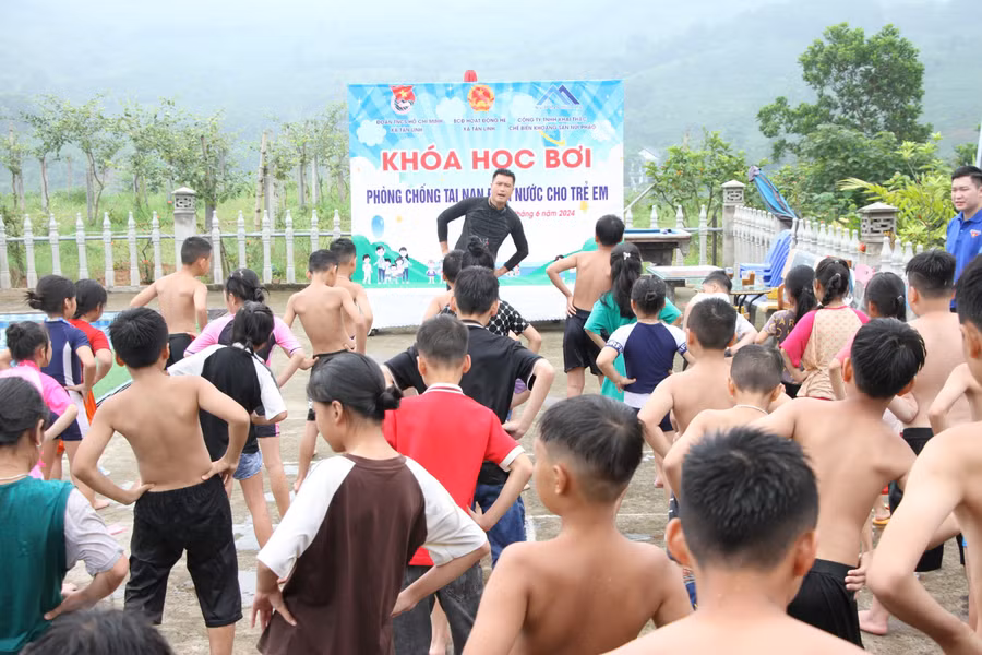 Các em học sinh vô cùng hào hứng tham gia lớp học.