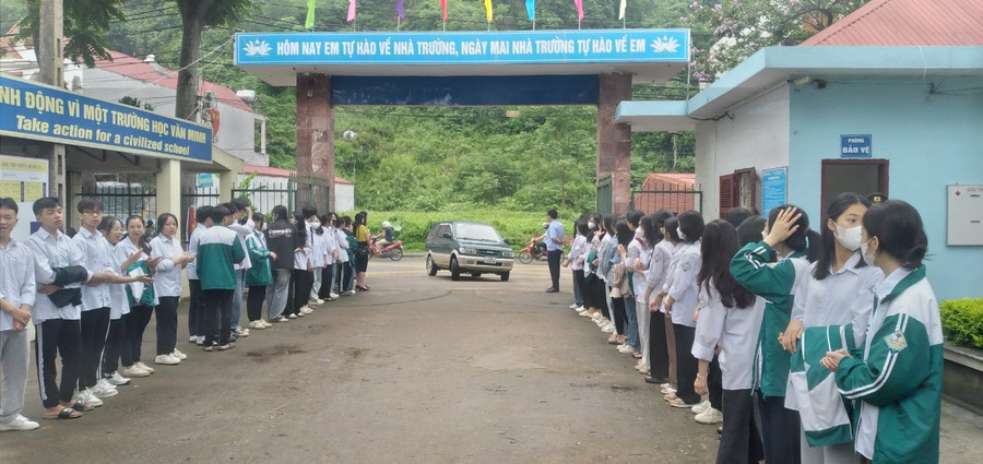 Các thí sinh động viên em Hoàng Thế Anh tới tham dự kỳ thi tuyển sinh vào lớp 10. Các thí sinh động viên em Hoàng Thế Anh tới tham dự kỳ thi tuyển sinh vào lớp 10.