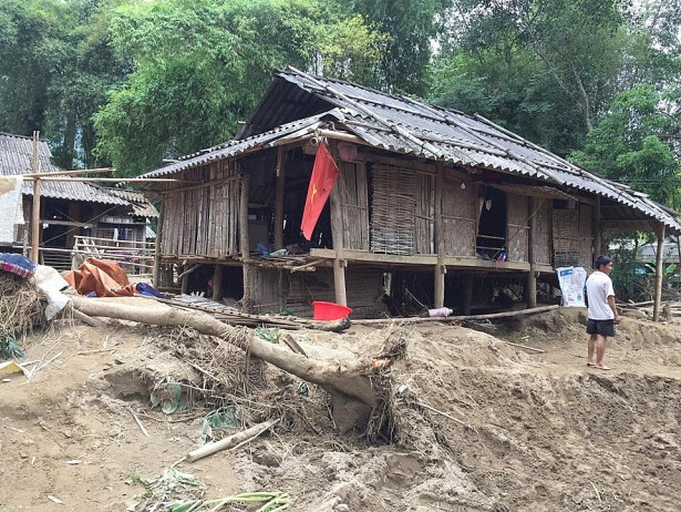 con lu da qua nhung lanh ve roi hoc sinh vung lu can lam ao am chan man