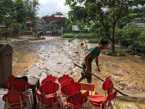 con lu da qua nhung lanh ve roi hoc sinh vung lu can lam ao am chan man