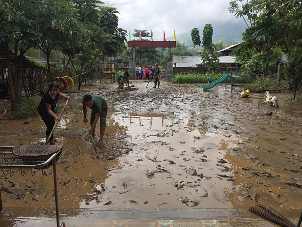 con lu da qua nhung lanh ve roi hoc sinh vung lu can lam ao am chan man