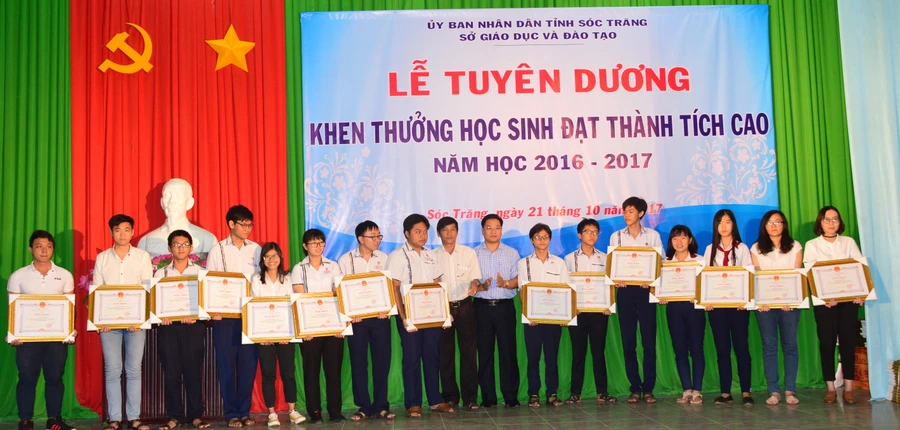 Sóc Trăng tuyên dương học sinh đạt thành tích cao 