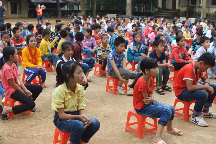 Học sinh Trường tiểu học xã Thạch Định trở lại trường sau lũ