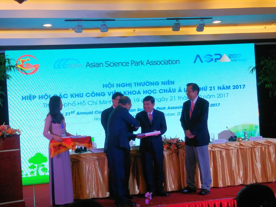 Ông Sunkook Kwon, Tổng thư ký ASPA trao kỷ niệm chương cho Ông Nguyễn Thành Phong, Chủ tịch UBND TPHCM và các đại biểu tham dự hội nghị. Ông Sunkook Kwon, Tổng thư ký ASPA trao kỷ niệm chương cho Ông Nguyễn Thành Phong, Chủ tịch UBND TPHCM và các đại biểu tham dự hội nghị.