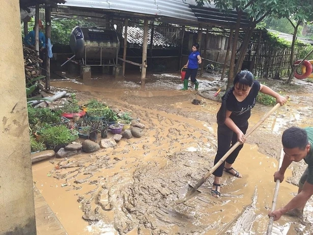  Cơn lũ đã qua nhưng lạnh về rồi, học sinh vùng lũ cần lắm áo ấm, chăn màn...