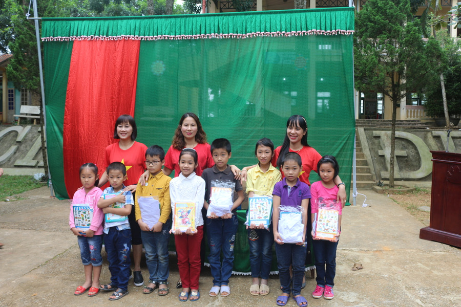 Ban giám hiệu Trường tiểu học Hoàng Hoa Thám tặng quà cho học sinh Trường tiểu học xã Thạch Định