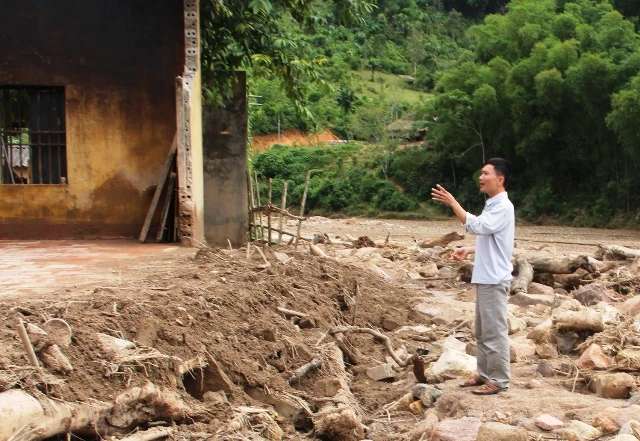 Thầy giáo Lê Văn Lâm - Phó Hiệu trưởng Trường Tiểu học Yên Khương 1 - bên khu nhà bếp của trường bị lũ xô sập trong đêm 10.10. Ảnh: Hồng Đức