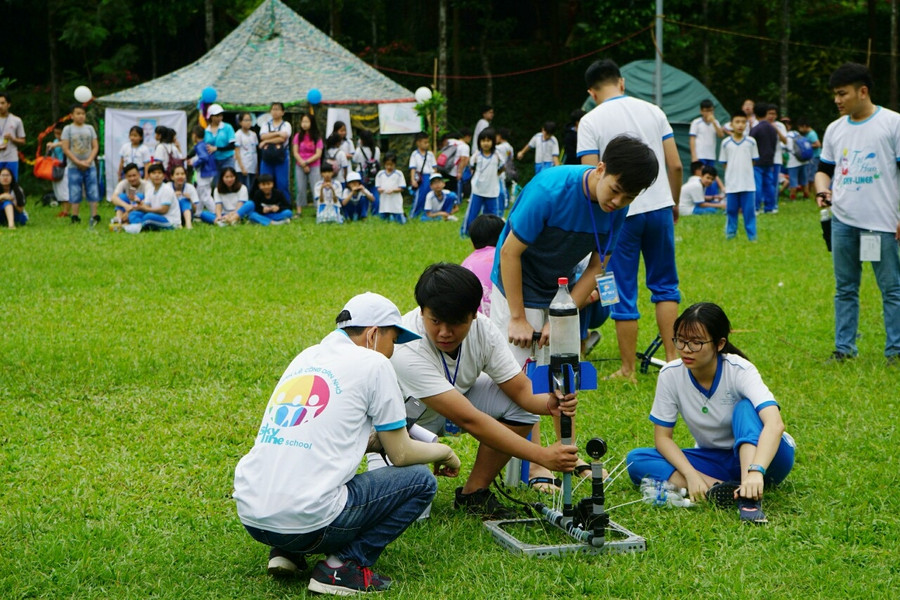 Hoạt động sáng chế tên lửa nước của học sinh trong ngày hội STEM –ES của Hệ thống giáo dục SKY – LINE.