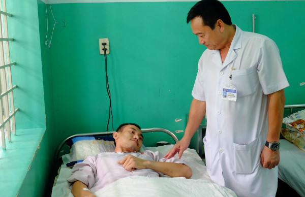 Bệnh nhân ổn định xuất viện sau gần 2 tháng điều trị gian nan. Bệnh nhân hồi phục sau quá trình điều trị gian nan. Ảnh: Lê Phương.