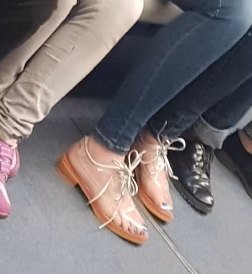 Giày xuyên thấu.