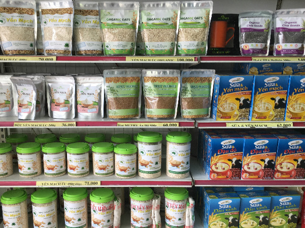 Thực phẩm ăn kiêng như bột yến mạch, sữa tươi, hạt chia... được bán trên thị trường. Một số thực phẩm ăn kiêng như bột yến mạch, sữa tươi, hạt chia... được bán trên thị trường. Ảnh: Cẩm Anh