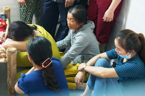 Người nhà đau đớn bên thi thể thai phụ. Ảnh: Thạch Thảo.