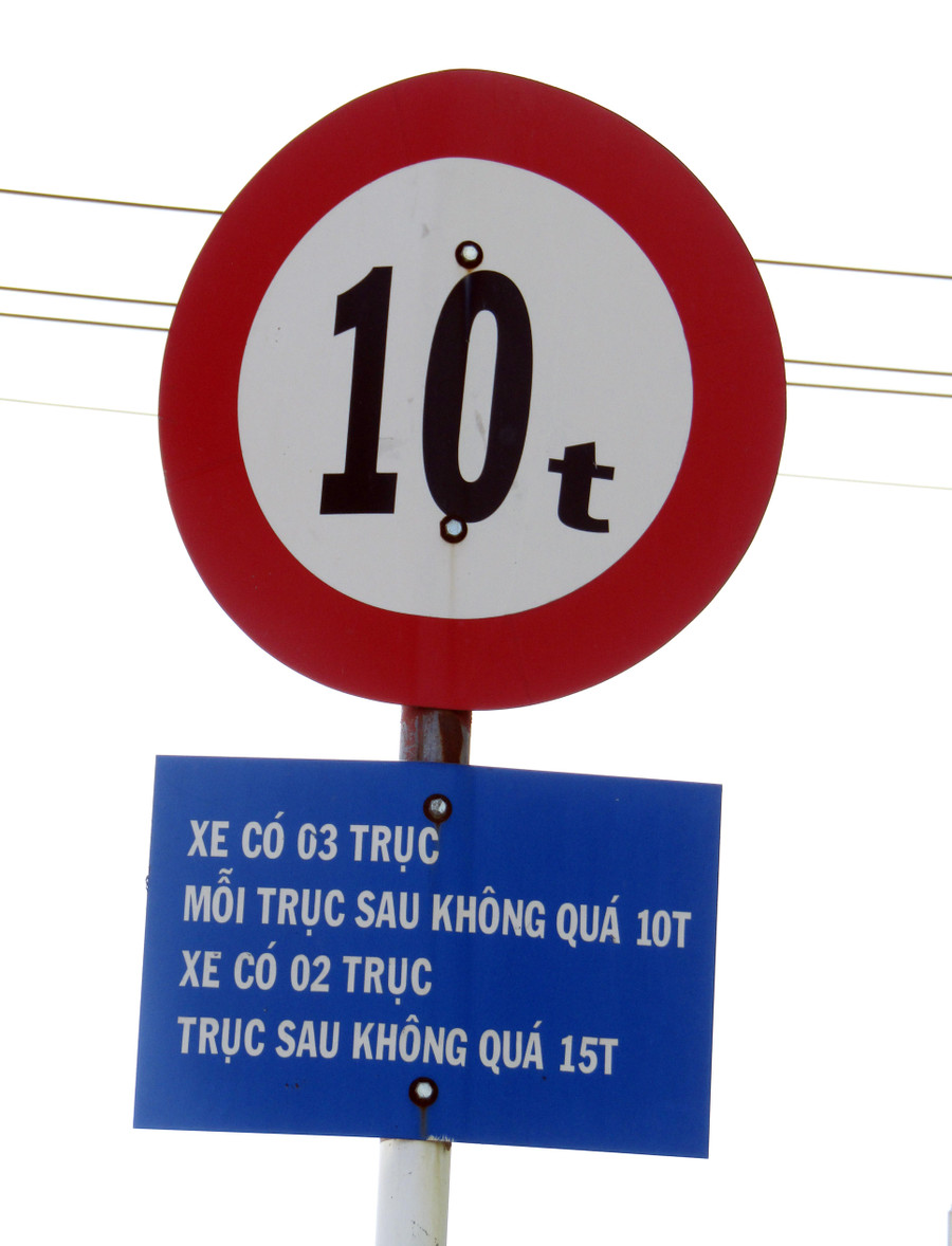 Những tấm biển đặt vu vơ phía trước các cây cầu (ảnh chụp 4/8) Những tấm biển đặt vu vơ phía trước các cây cầu (ảnh chụp 4/8)