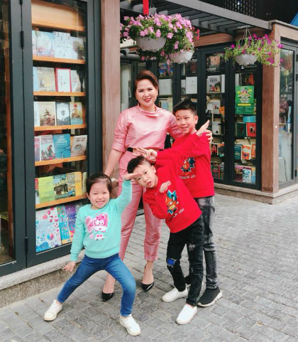 Chị Hà Minh Phúc và ba con. Nữ giám đốc Hà Nội bắt con tự kiếm tiền mua điện thoại, xe đạp