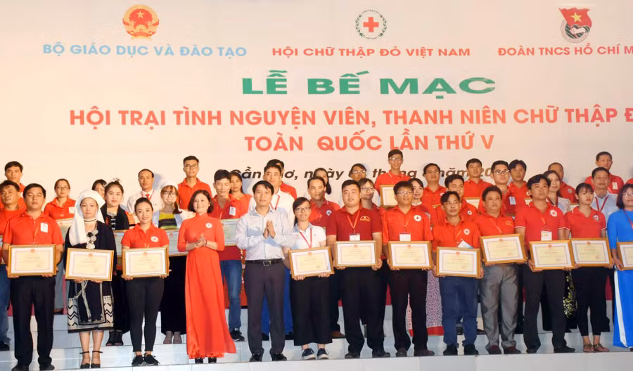 Các tập thể, cá nhân được khen thưởng tại Lễ bế mạc Hội trại Tình nguyện viên, thanh niên Chữ thập Đỏ toàn quốc lần thứ V-2018 ​