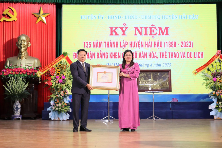 Trước đó, ngày 31/8, Chủ tịch UBND huyện Hải Hậu - Đỗ Hải Điền (trái) thay mặt Đảng bộ, chính quyền và Nhân dân huyện đón nhận Bằng khen của Bộ Văn hóa, Thể thao và Du lịch từ Phó Chủ tịch UBND tỉnh Nam Định - Hà Lan Anh.