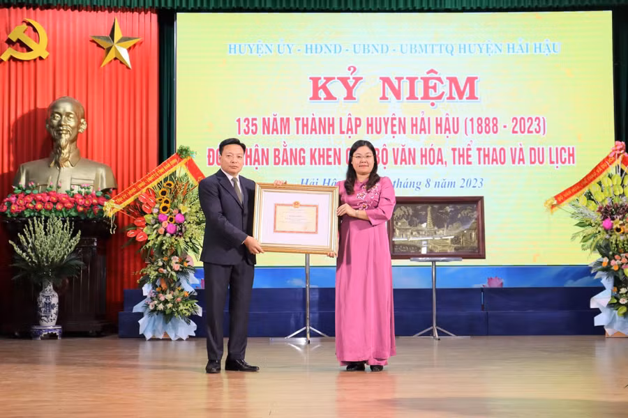 Trước đó, ngày 31/8, Chủ tịch UBND huyện Hải Hậu - Đỗ Hải Điền (trái) thay mặt Đảng bộ, chính quyền và Nhân dân huyện đón nhận Bằng khen của Bộ Văn hóa, Thể thao và Du lịch từ Phó Chủ tịch UBND tỉnh Nam Định - Hà Lan Anh.