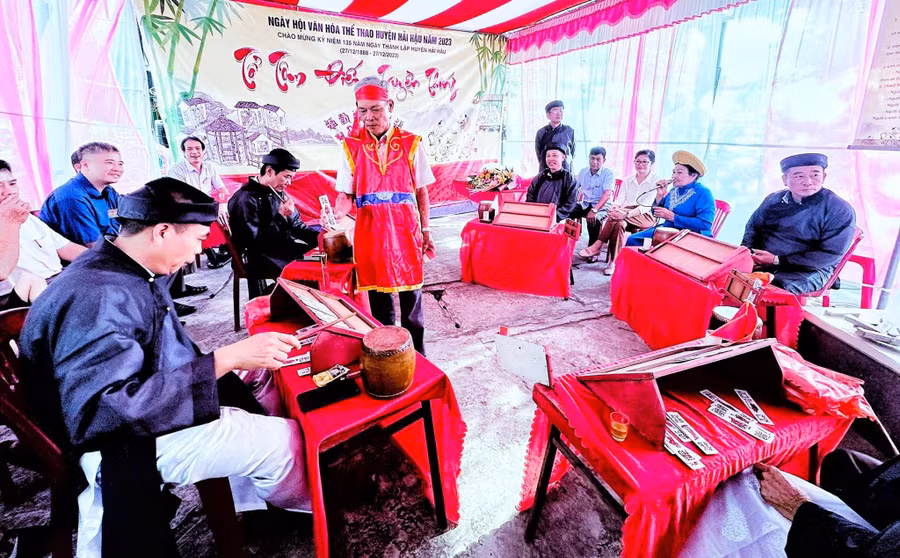 Bộ môn Tổ tôm điếm thu hút sự tham gia của các bậc trung niên và cao niên.