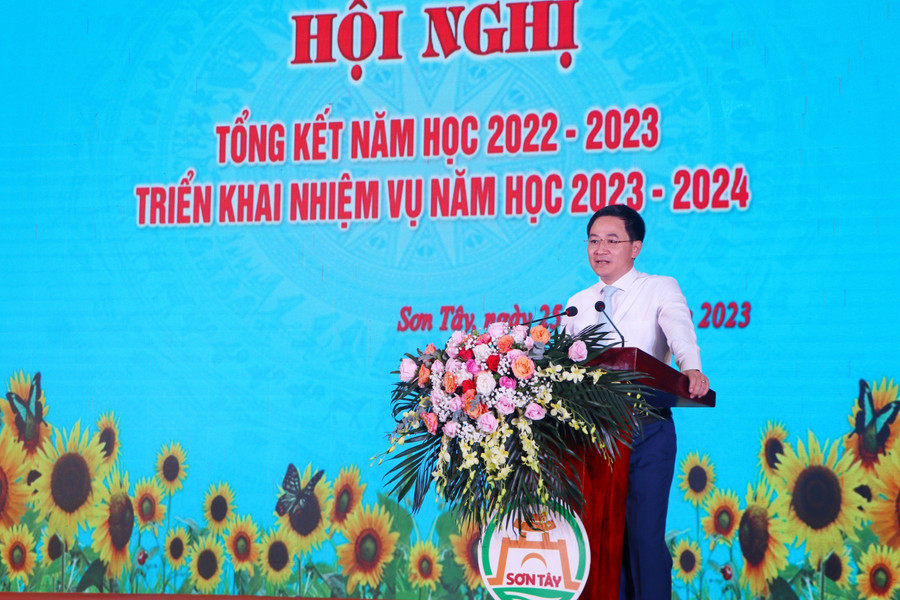 Ông Trần Anh Tuấn - Thành ủy viên, Bí thư Thị ủy Sơn Tây. Ông Trần Anh Tuấn - Thành ủy viên, Bí thư Thị ủy Sơn Tây.